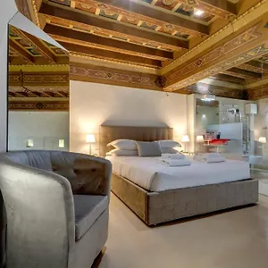 https://crystal-suite.it-tuscanyhotel.com